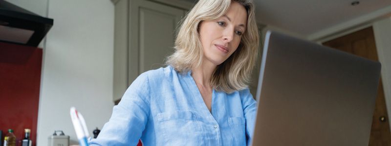 lady-looking-at-computer-screen