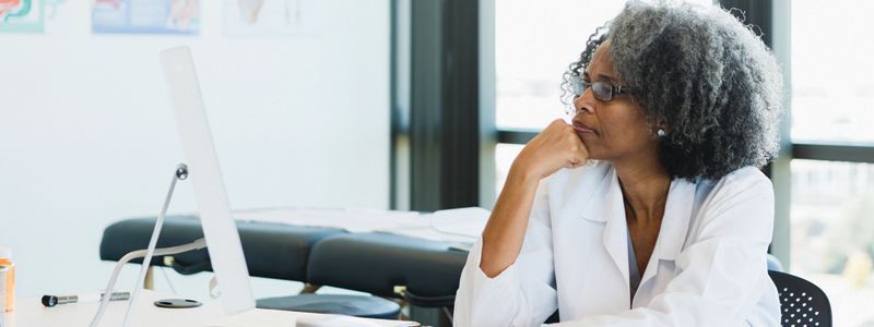 lady-looking-at-computer-screen