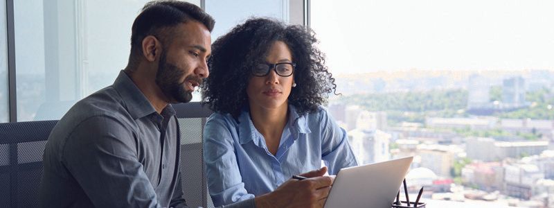 couple-looking-at-computer