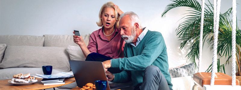 couple-looking-at-computer