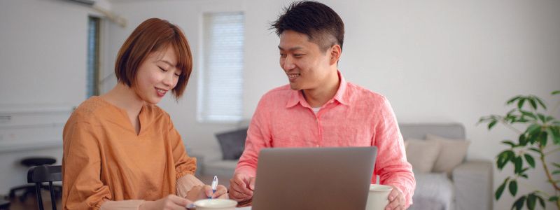 couple-at-table