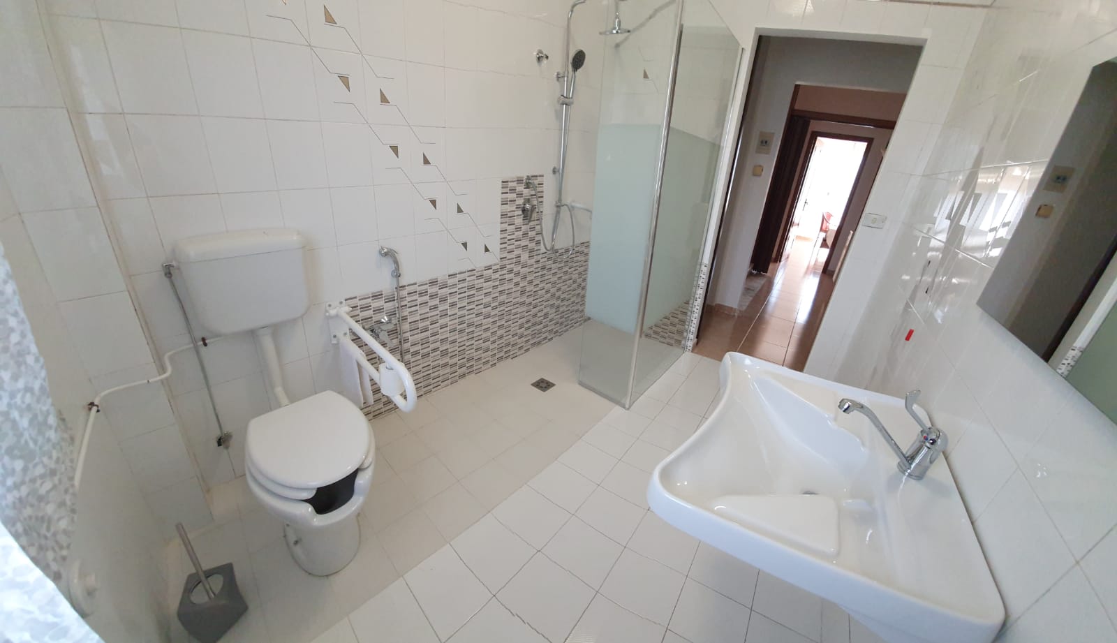 bagno di alloggio per anziani attrezzato per disabili