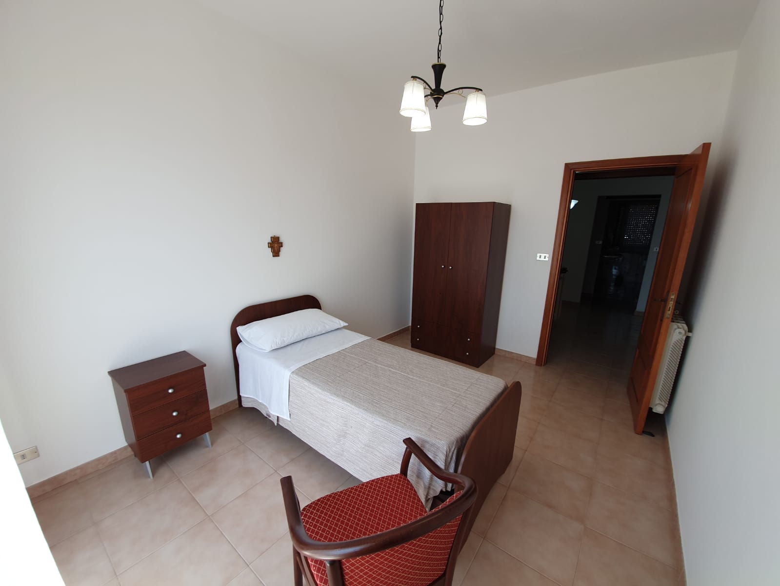 camera da letto singola di una casa di riposo