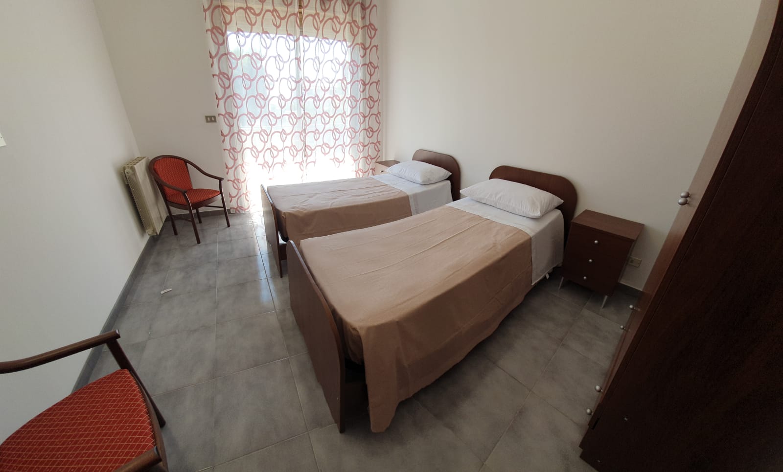 stanza da letto doppia di una residenza per anziani