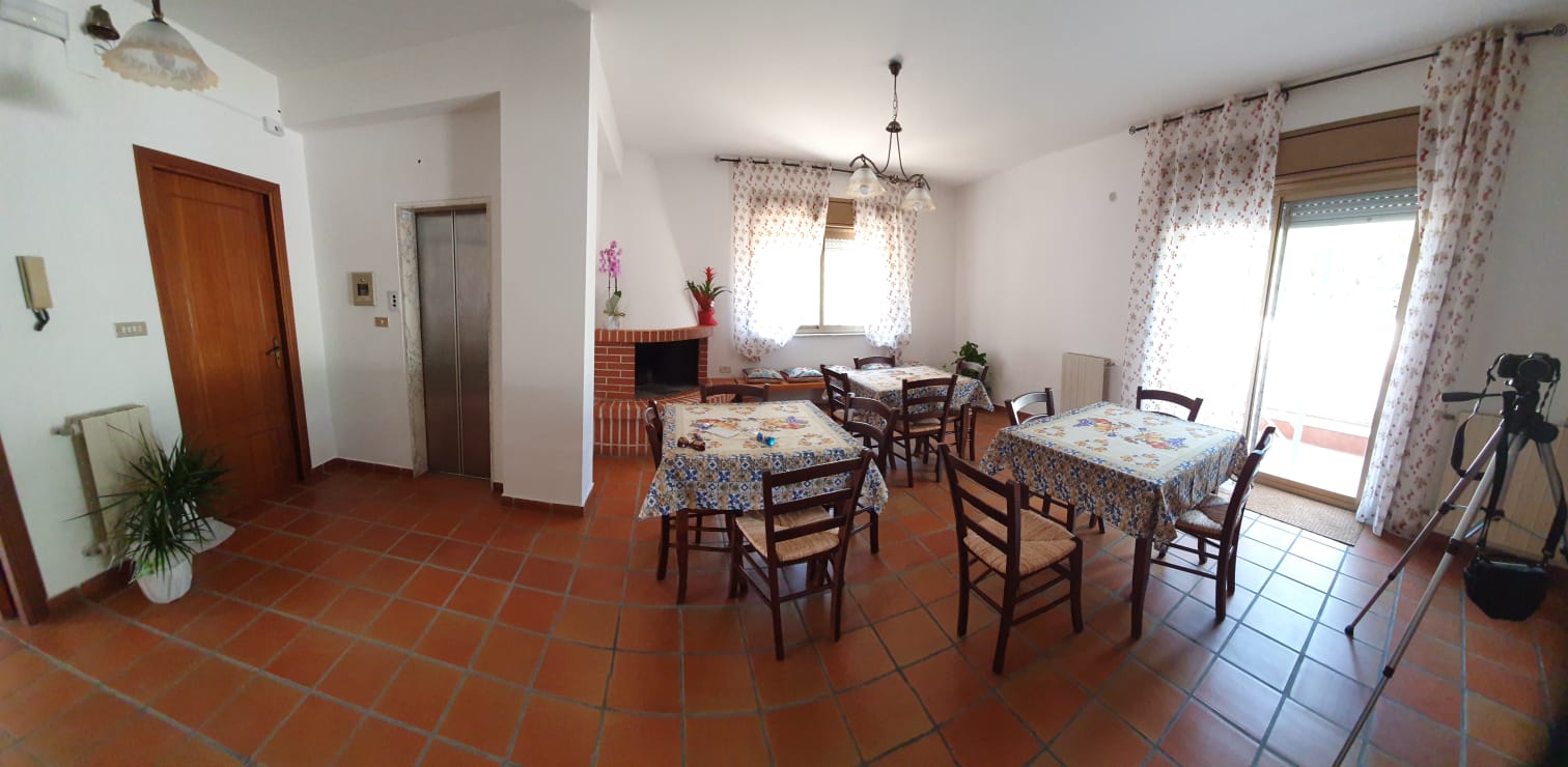 sala da pranzo con pavimento in cotto