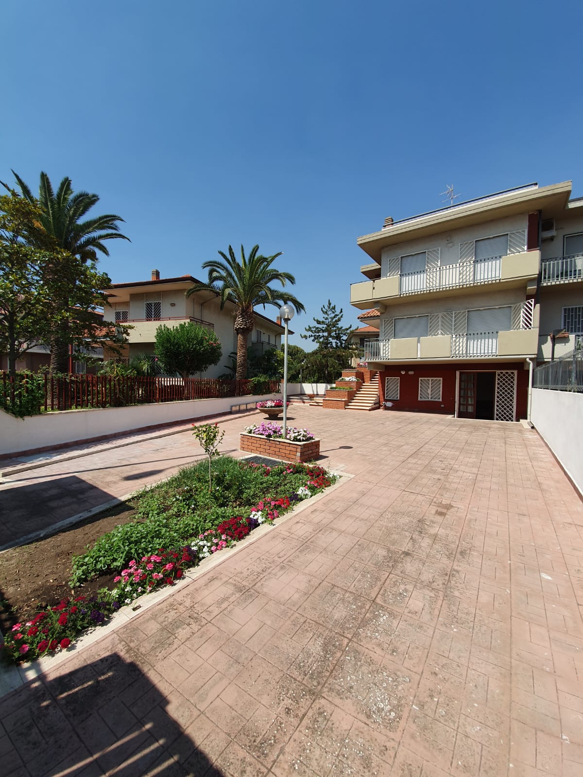 struttura per anziani con ampi spazi esterni