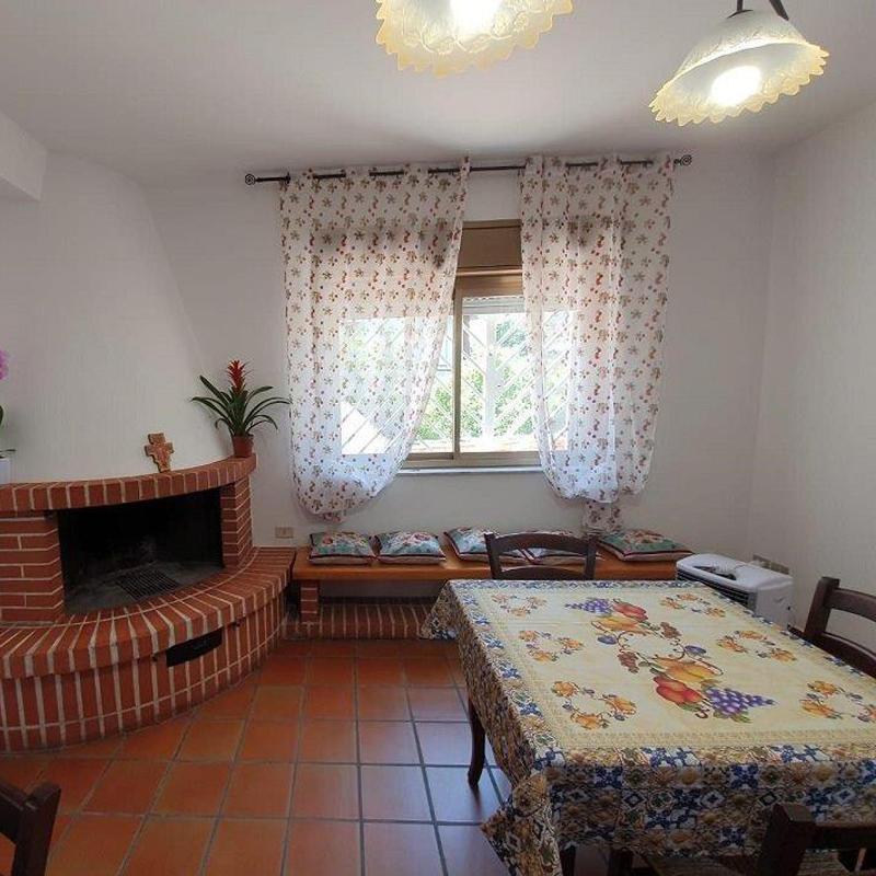 sala da pranzo con camino