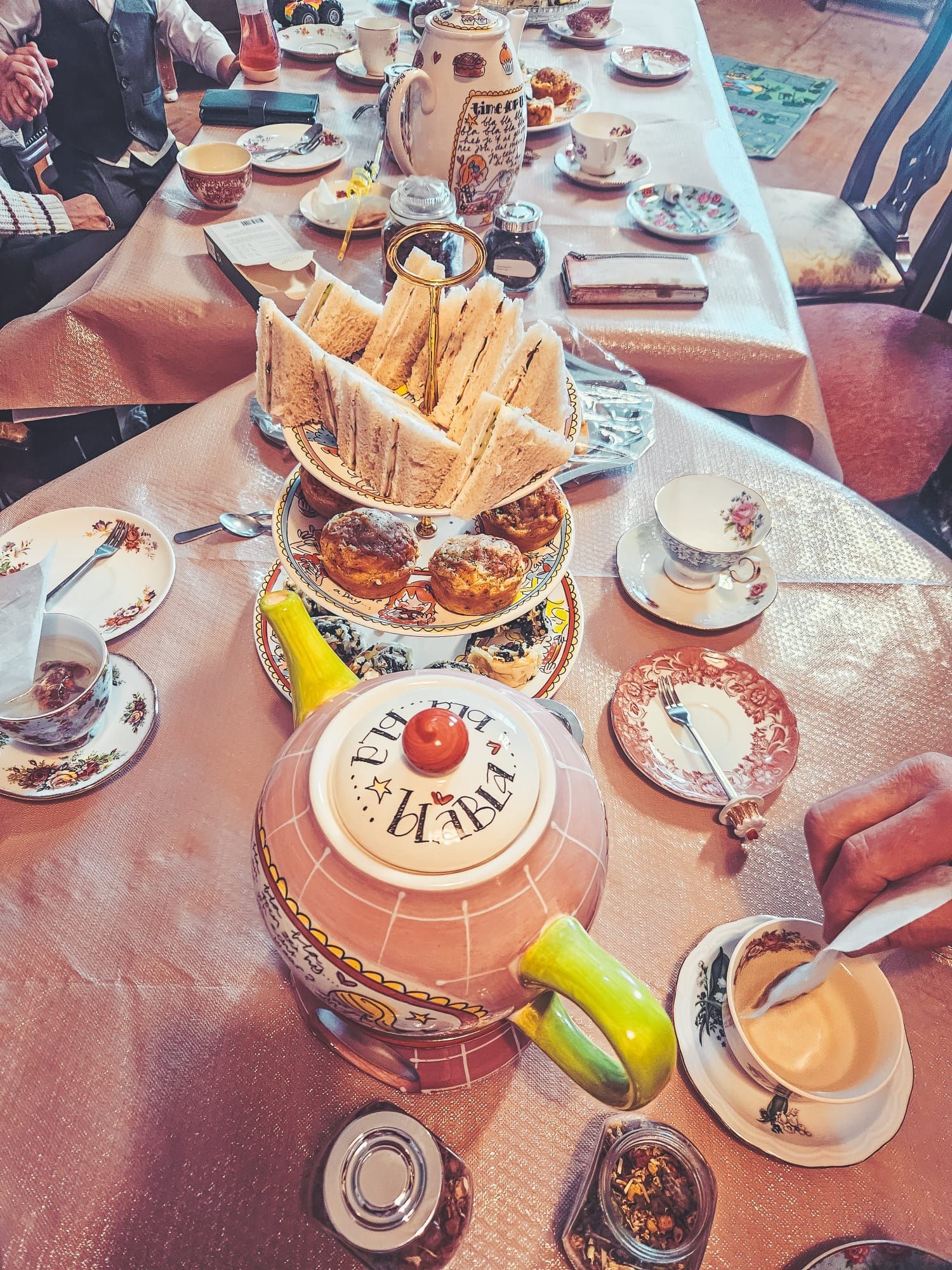 Een goed gevulde high tea tafel
