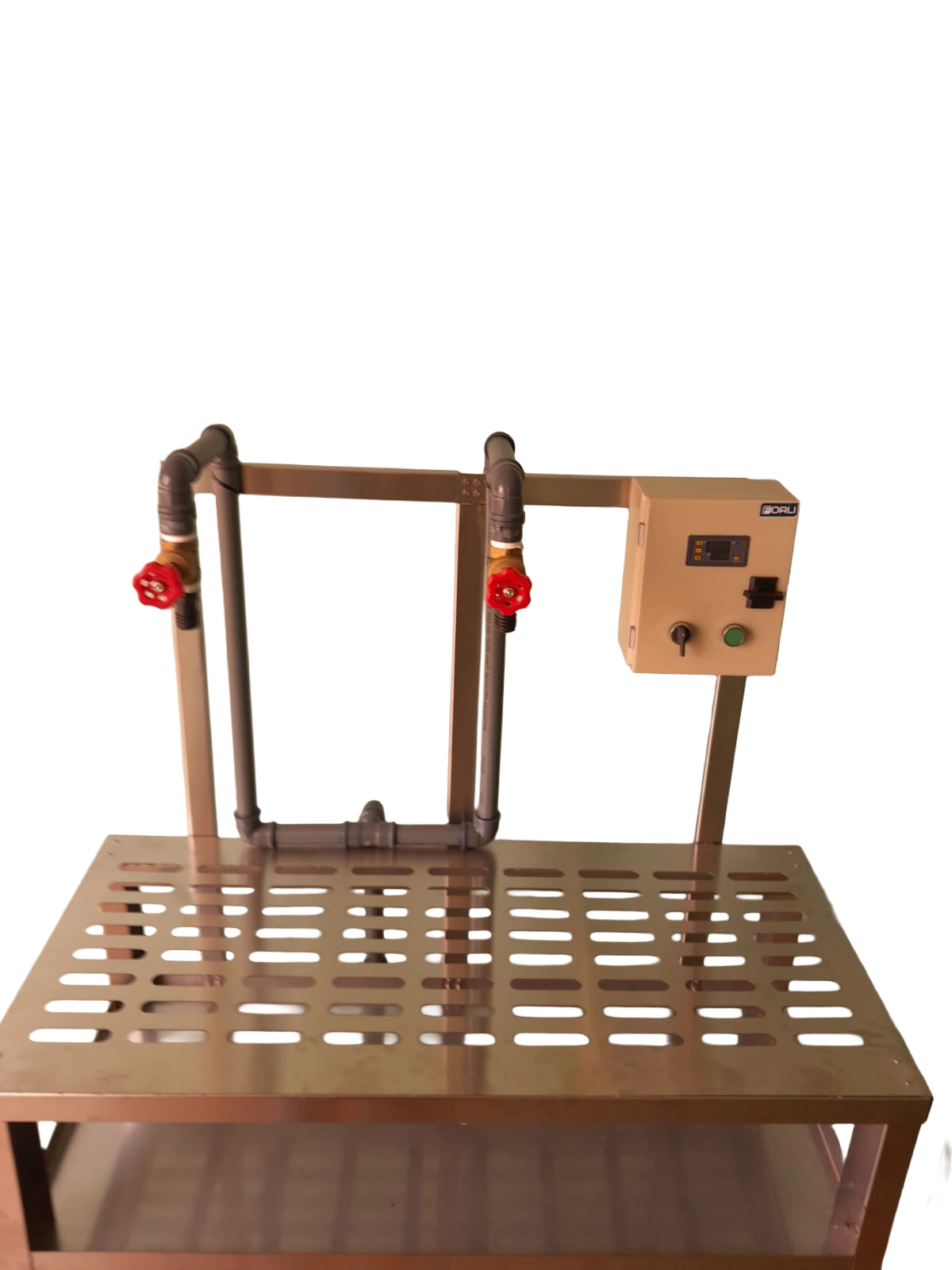 Un laboratorio de metal marrón con tuberías, válvulas y una caja de control sobre una mesa ranurada.