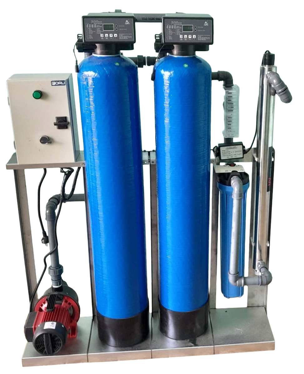 Un sistema de filtración de agua con dos tanques azules, un filtro, una bomba y un panel de control