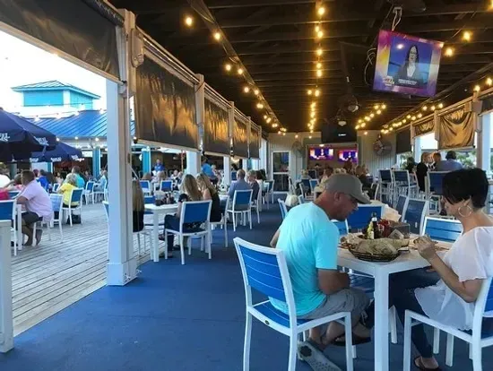 A group of people are sitting at tables in a restaurant.