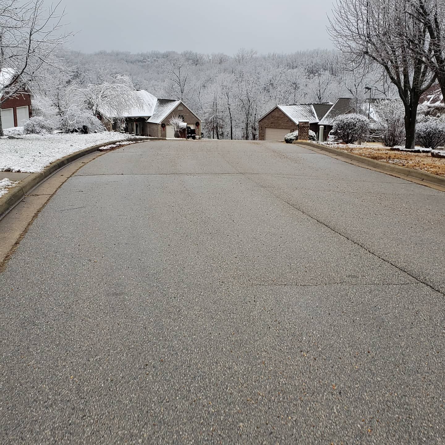 A dining room with a round table and chairs.