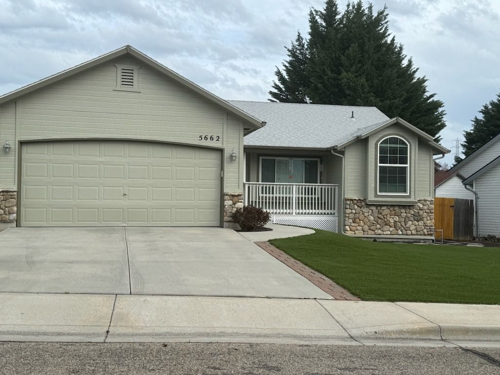 A house with the number 994 on the front of it