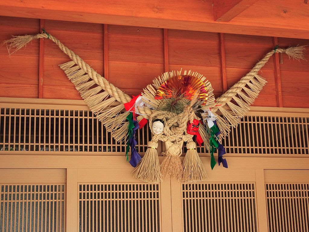 一個花環懸掛在門上方的天花板上。