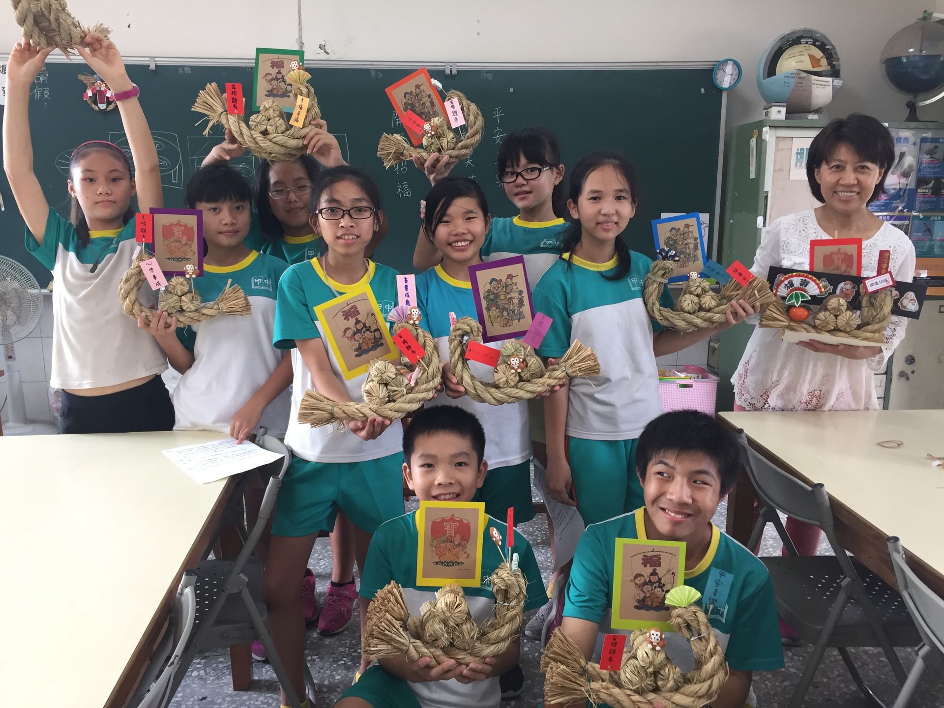 一群孩子拿著籃子在教室裡擺姿勢拍照。