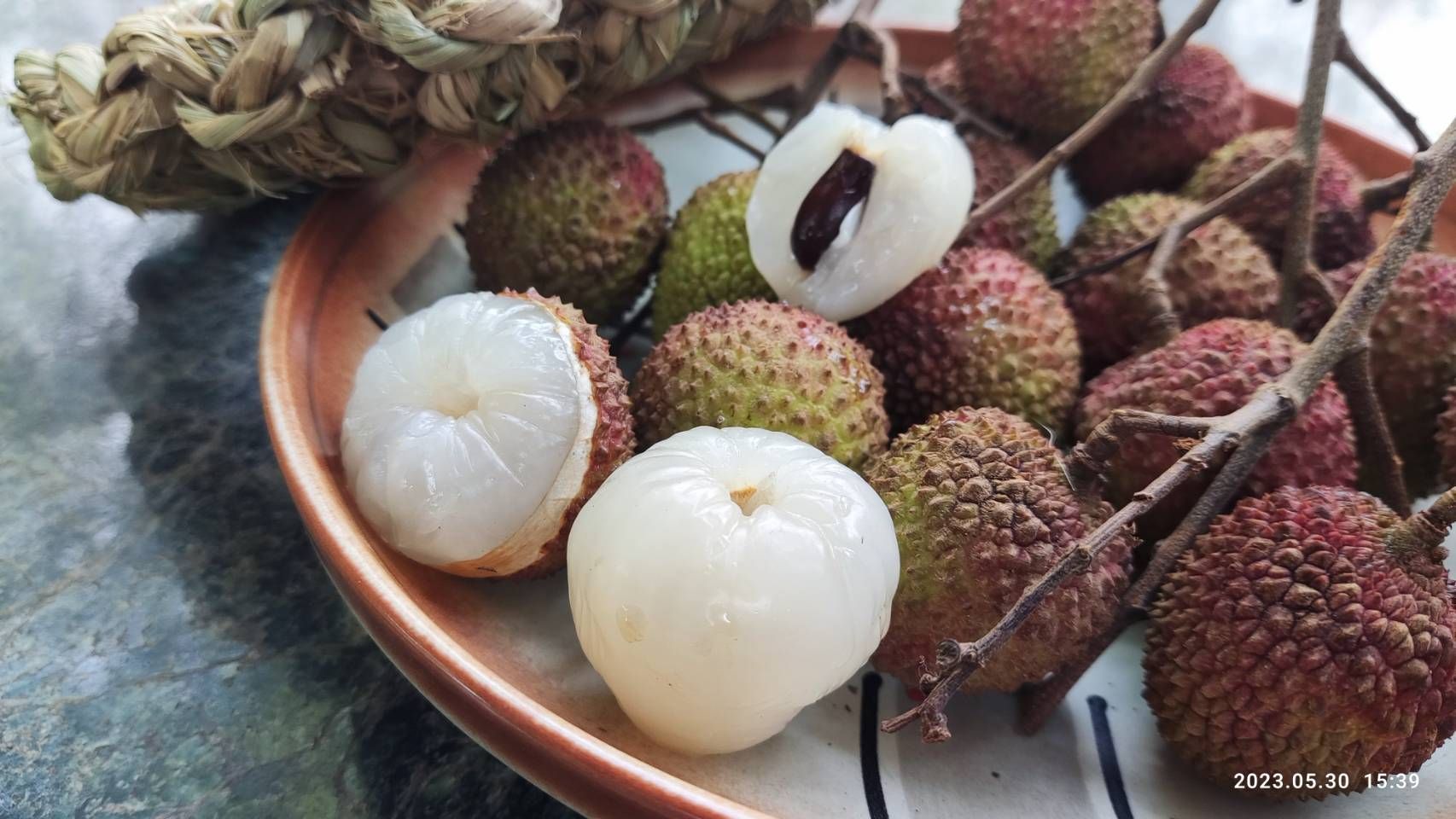 桌上一盤荔枝的特寫