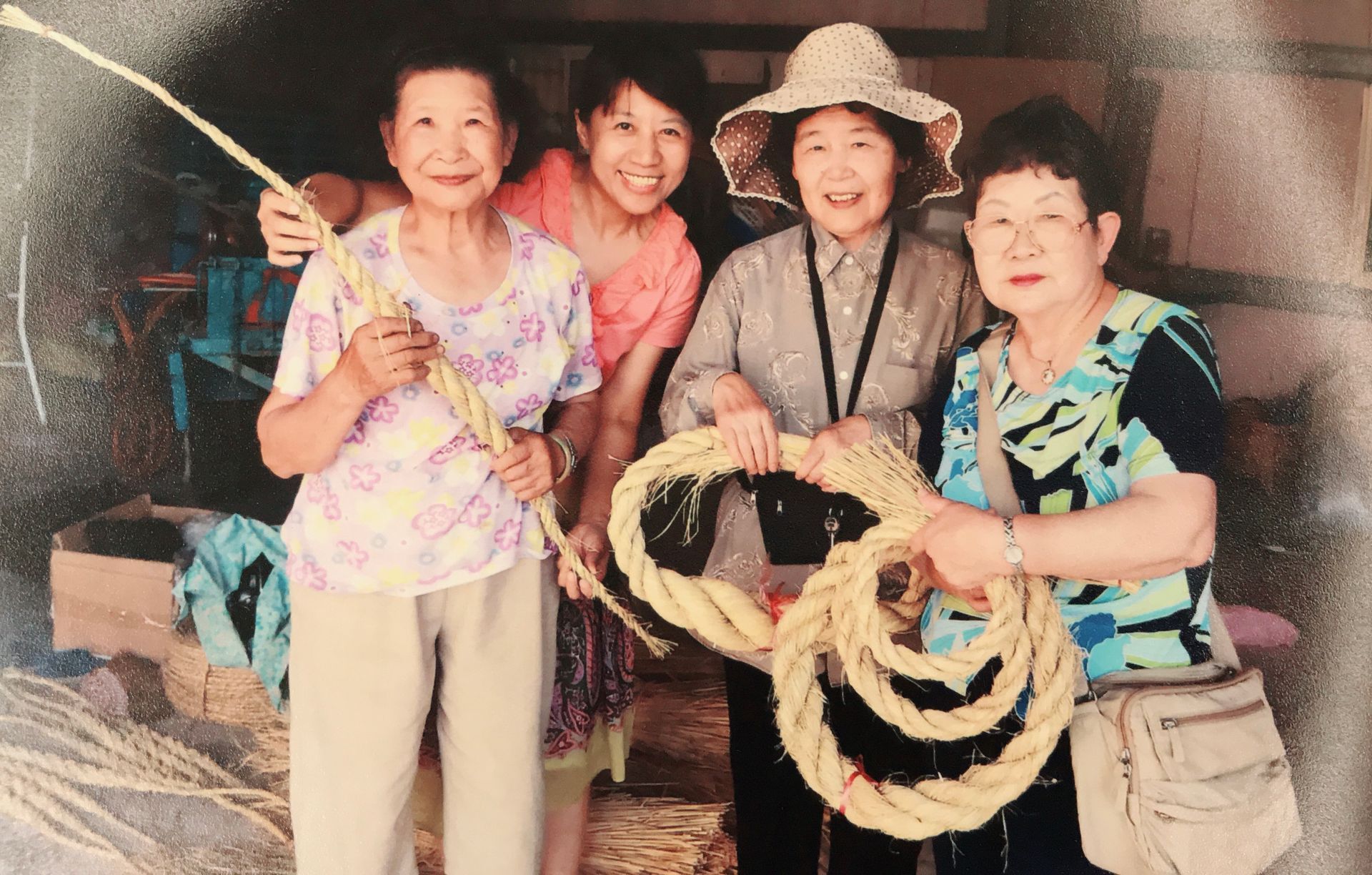 一群婦女手拿繩子擺姿勢拍照。