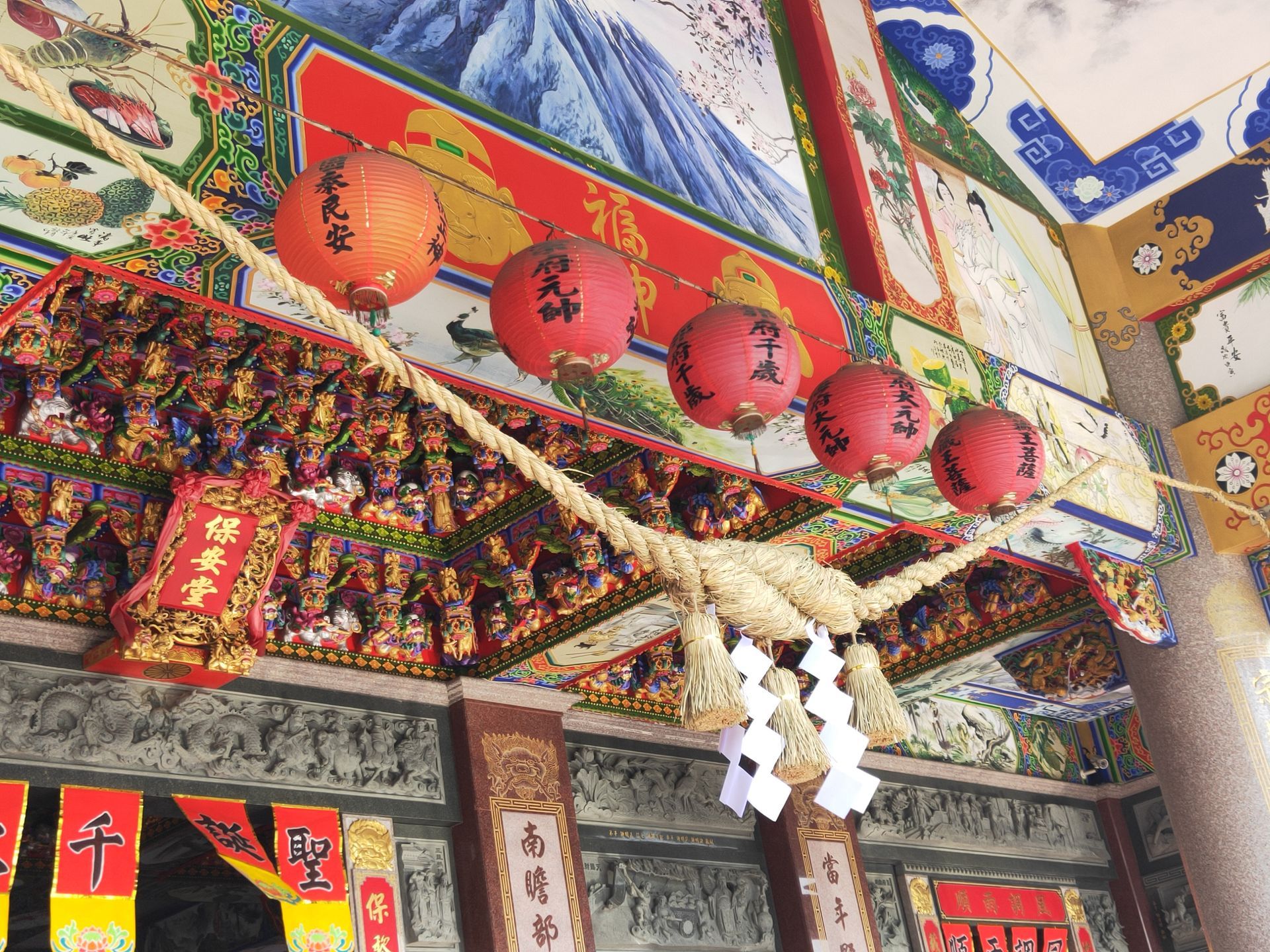 天花板上懸掛著燈籠的中國寺廟