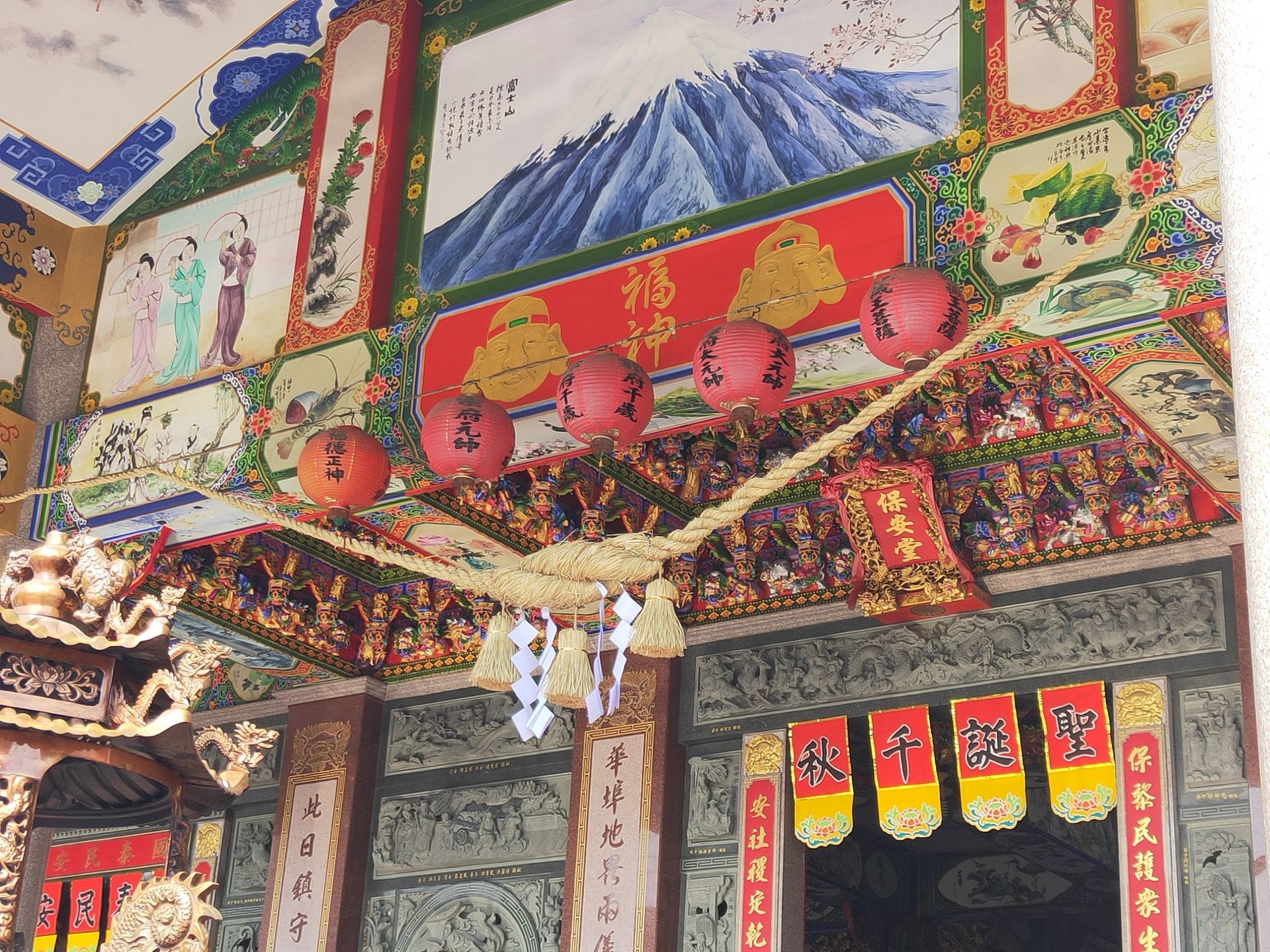 建築物的天花板有中文文字