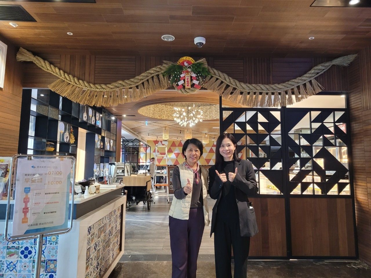 餐廳裡,兩名女子並肩而立。