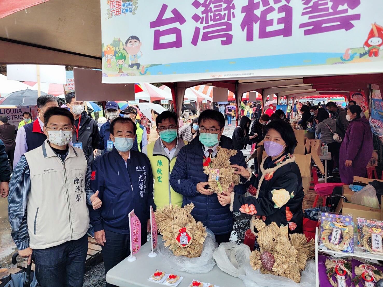 一群戴著面具的人圍站在一張桌子旁。