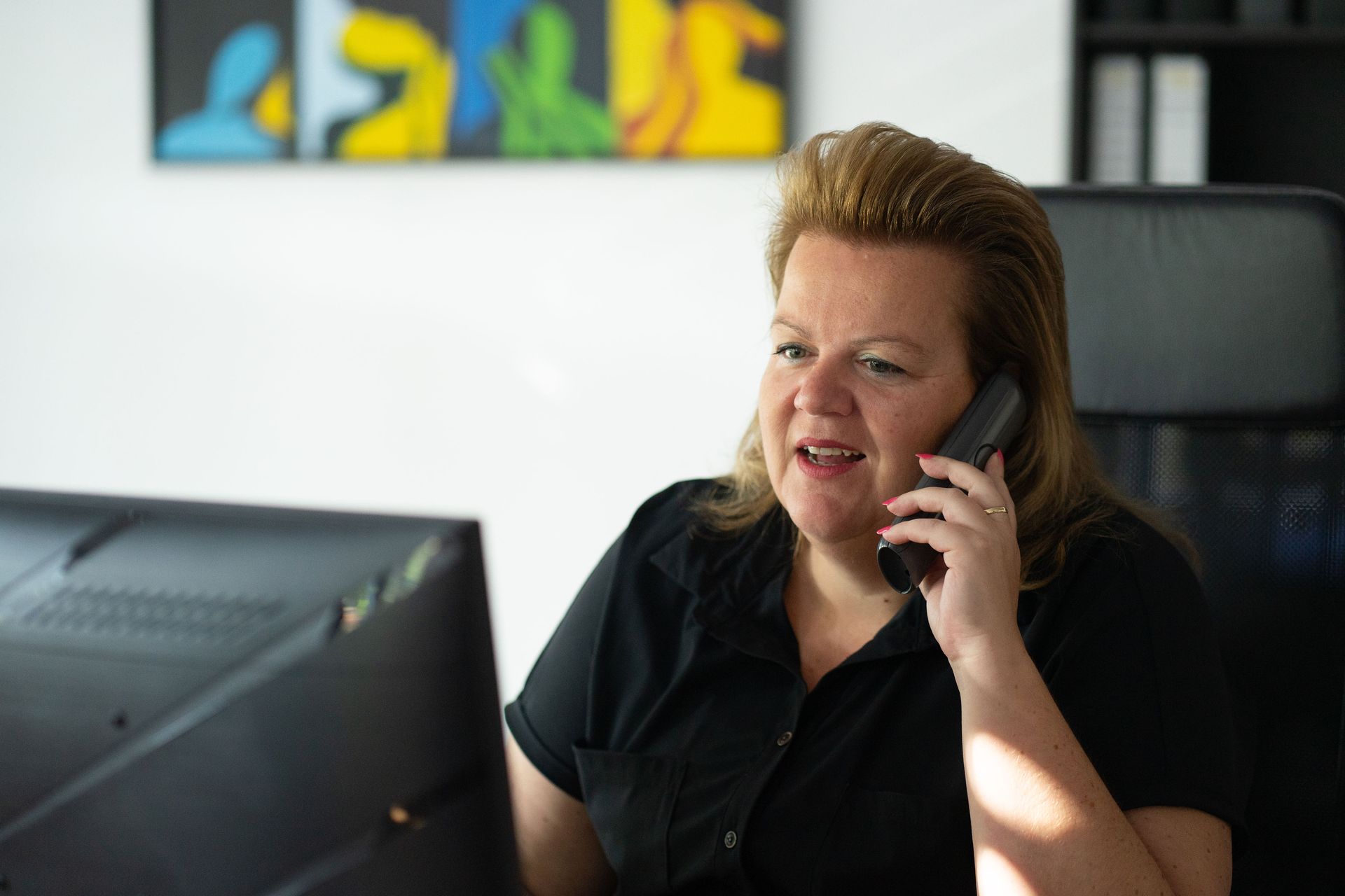 Dame die in gesprek is aan de telefoon