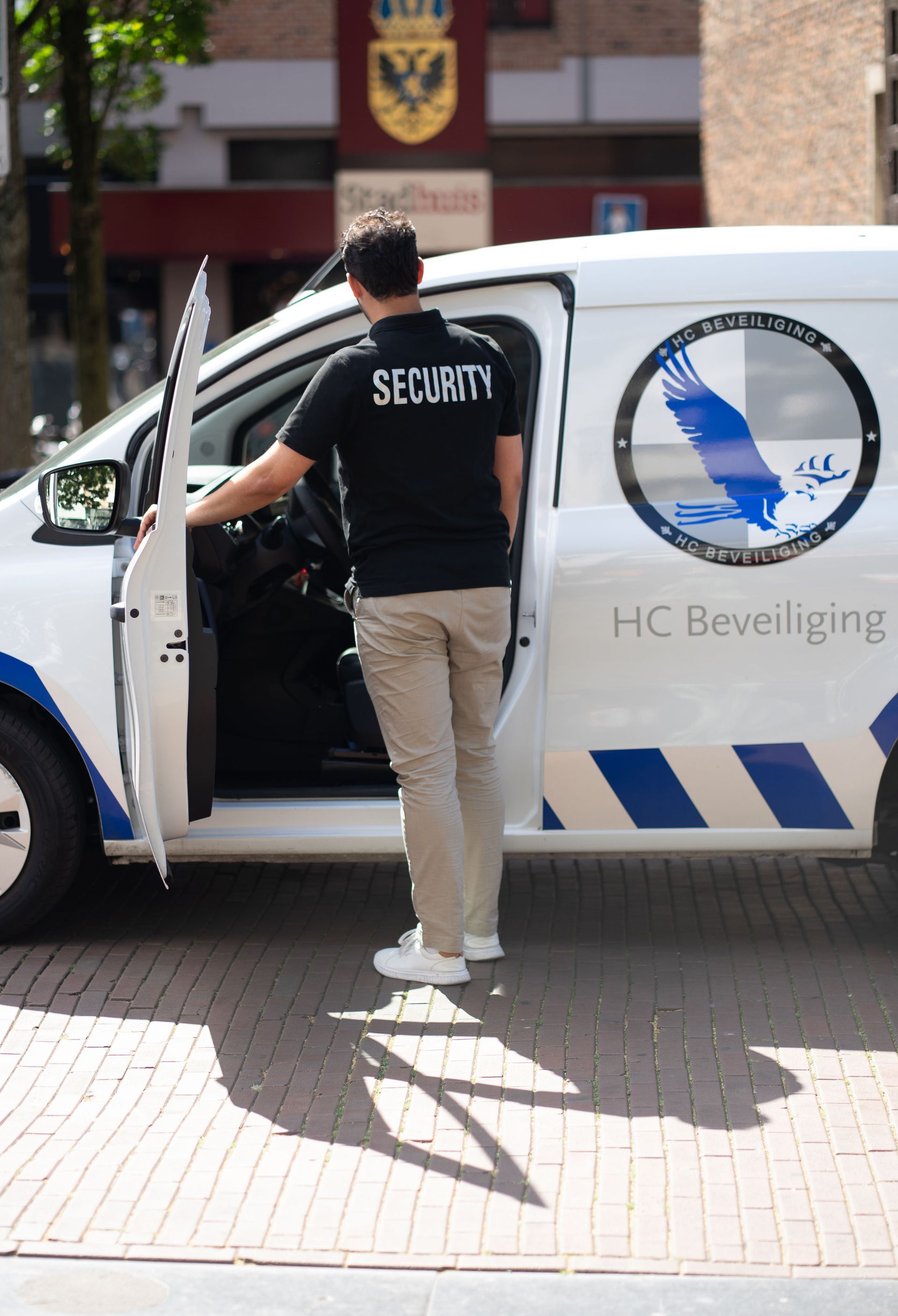 beveiliger voor een busje van HC beveiliging