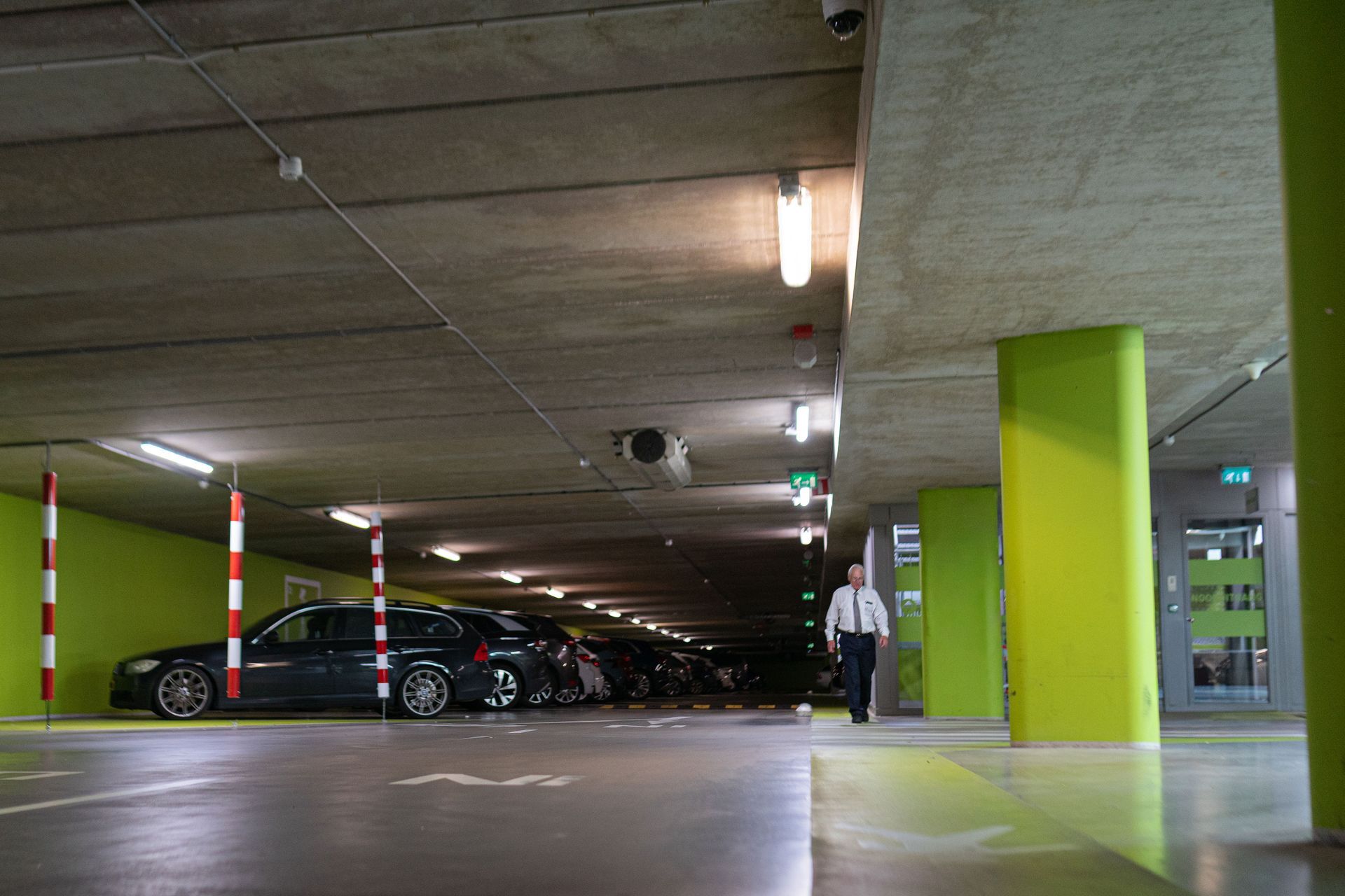 parkeergarages beveiligen. collega die controle rnde doet