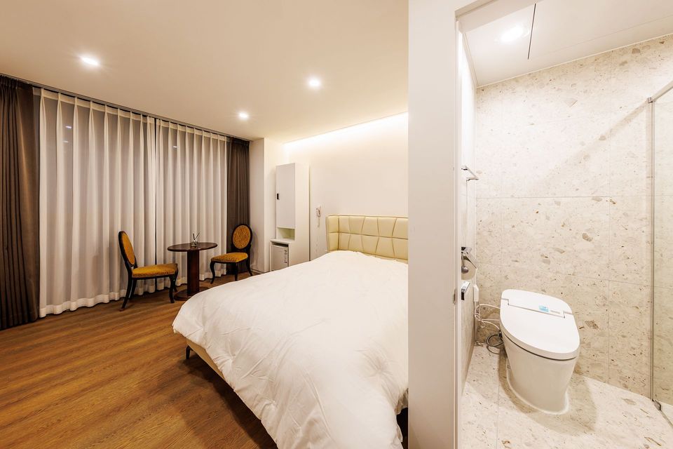 Private recovery room with a bed on the 5th floor of Sinsoe Women's Clinic, Seoul