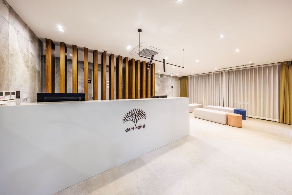 Bright waiting lounge at Sinsoe Women's Clinic in Gangnam, Seoul