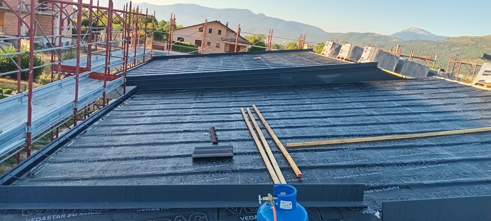 Due ingegneri in tenuta da lavoro esaminano i progetti nei pressi di una centrale elettrica al tramonto.