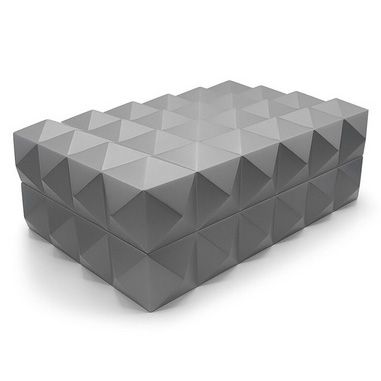 Una scatola grigia con un motivo geometrico su uno sfondo bianco.