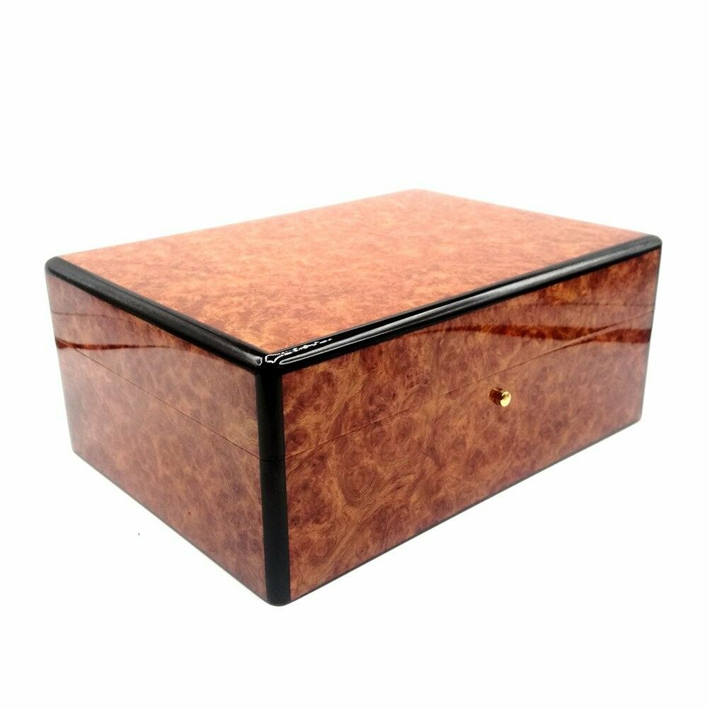 Una scatola di legno con finiture nere e un cassetto