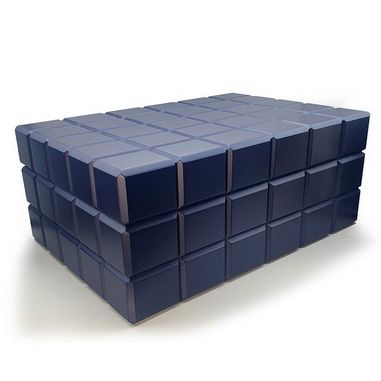 Una pila di cubi blu su una superficie bianca