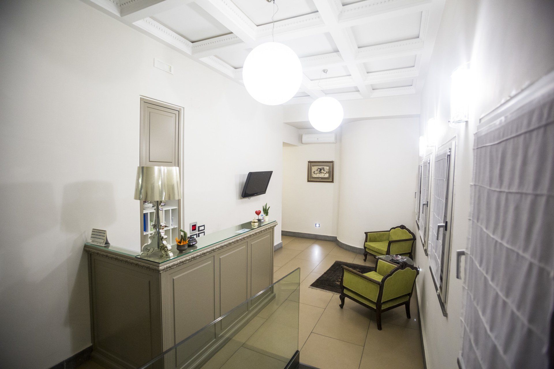 Una stanza con un bancone e delle sedie