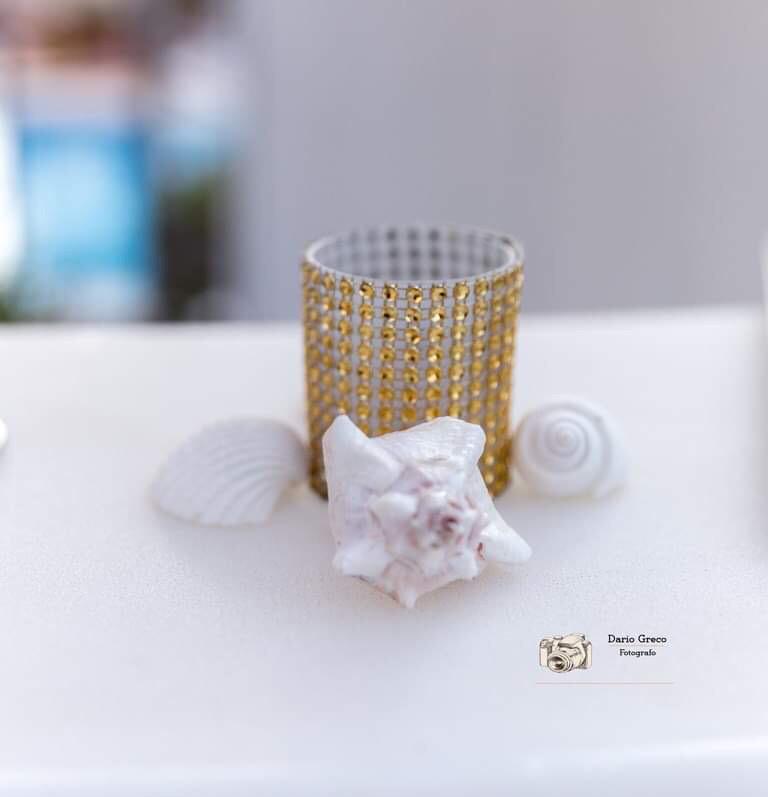 Un portacandele con conchiglie su un tavolo