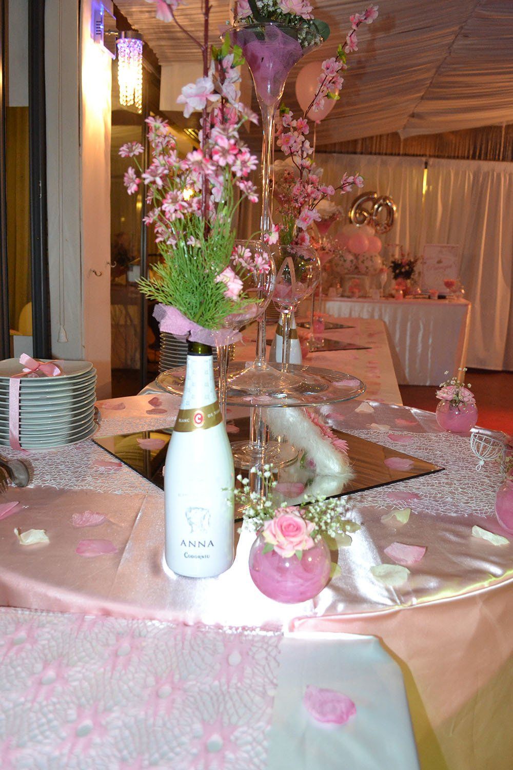 Un tavolo con fiori e una bottiglia di champagne sopra