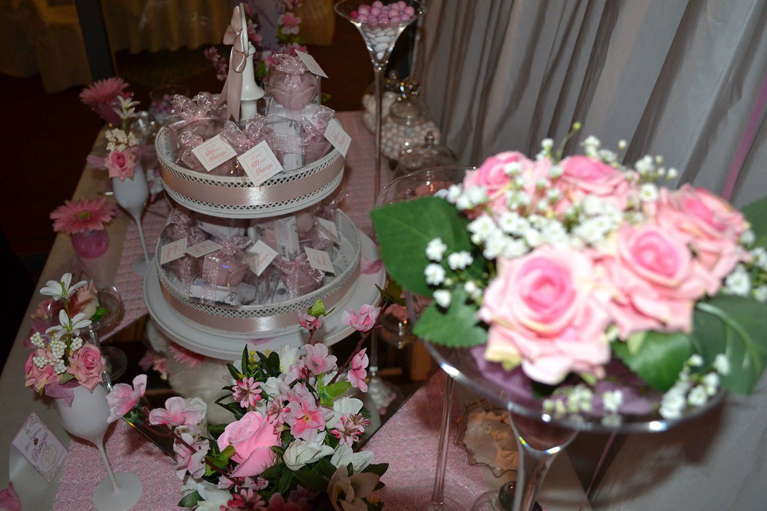 Un tavolo con fiori e una torta sopra