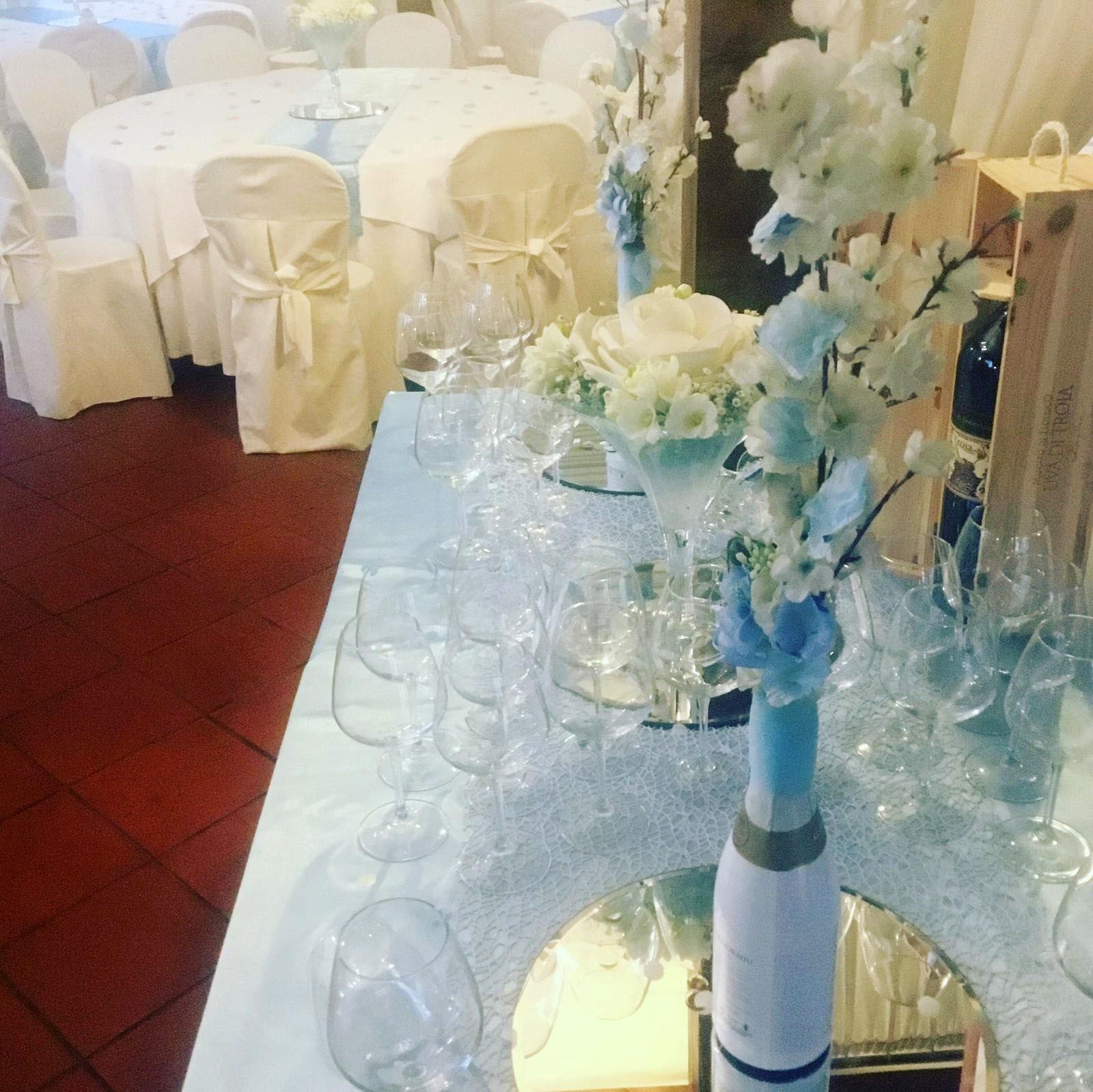 Un tavolo con fiori e bicchieri di vino sopra