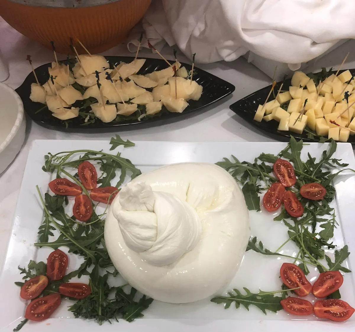 Un piatto di cibo con pomodori e formaggio sopra
