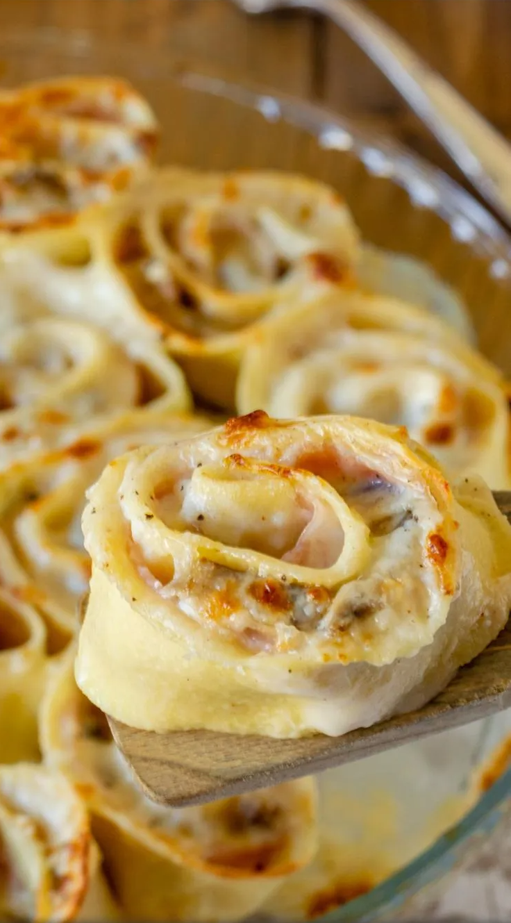 Un primo piano di una pirofila piena di cibo e un cucchiaio.