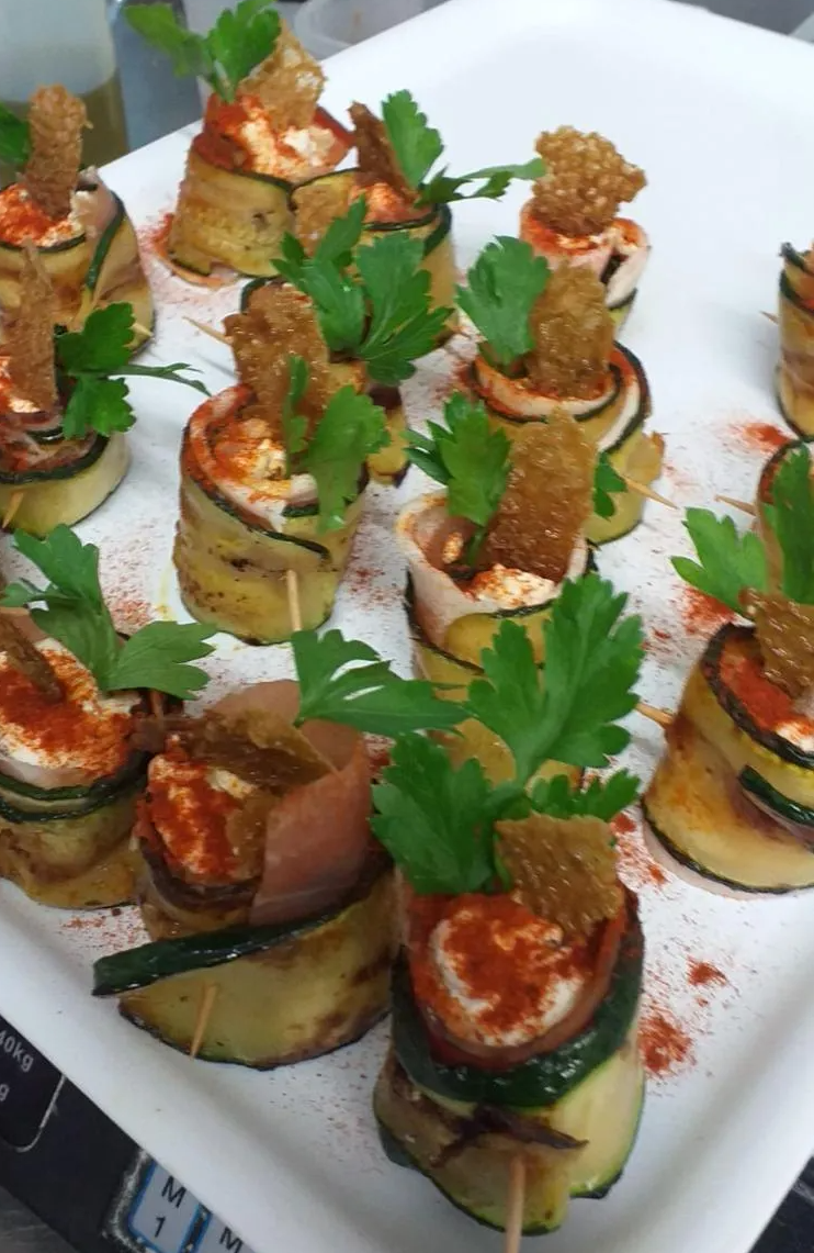 Un piatto bianco sormontato da una varietà di antipasti