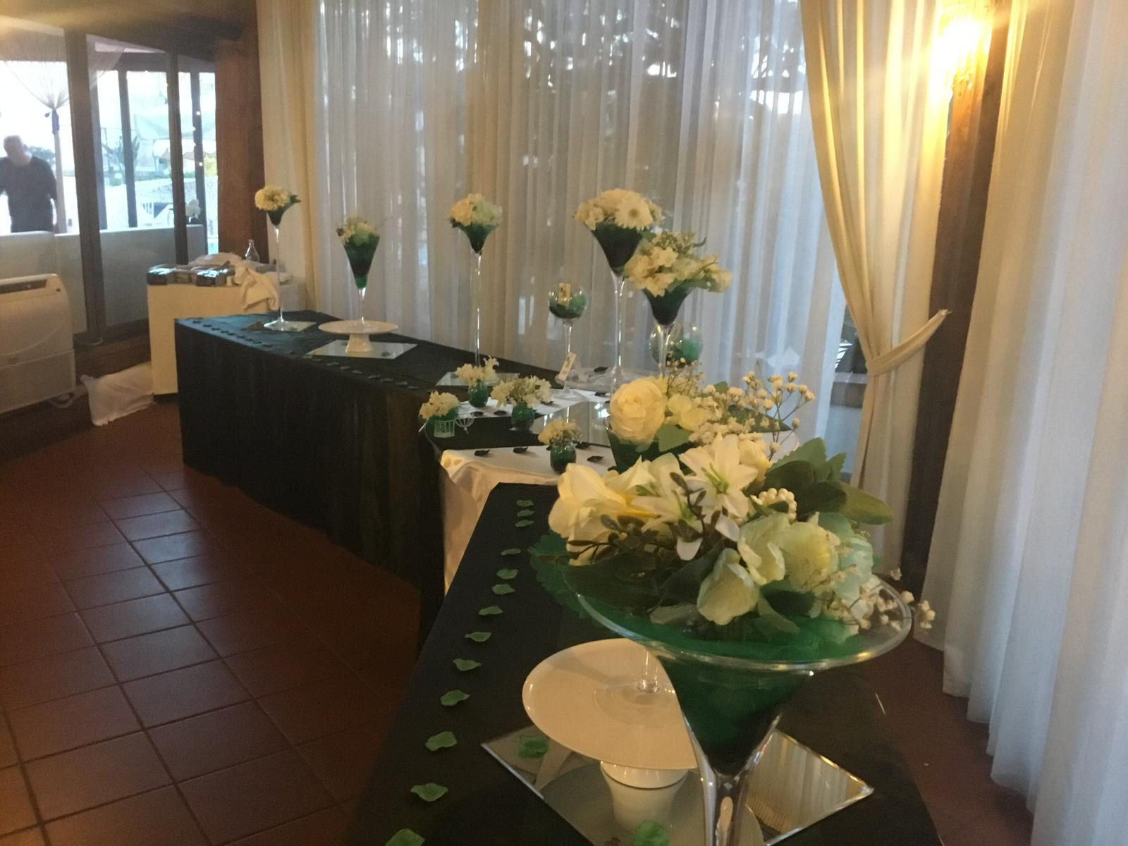 Un tavolo con fiori in bicchieri da martini sopra