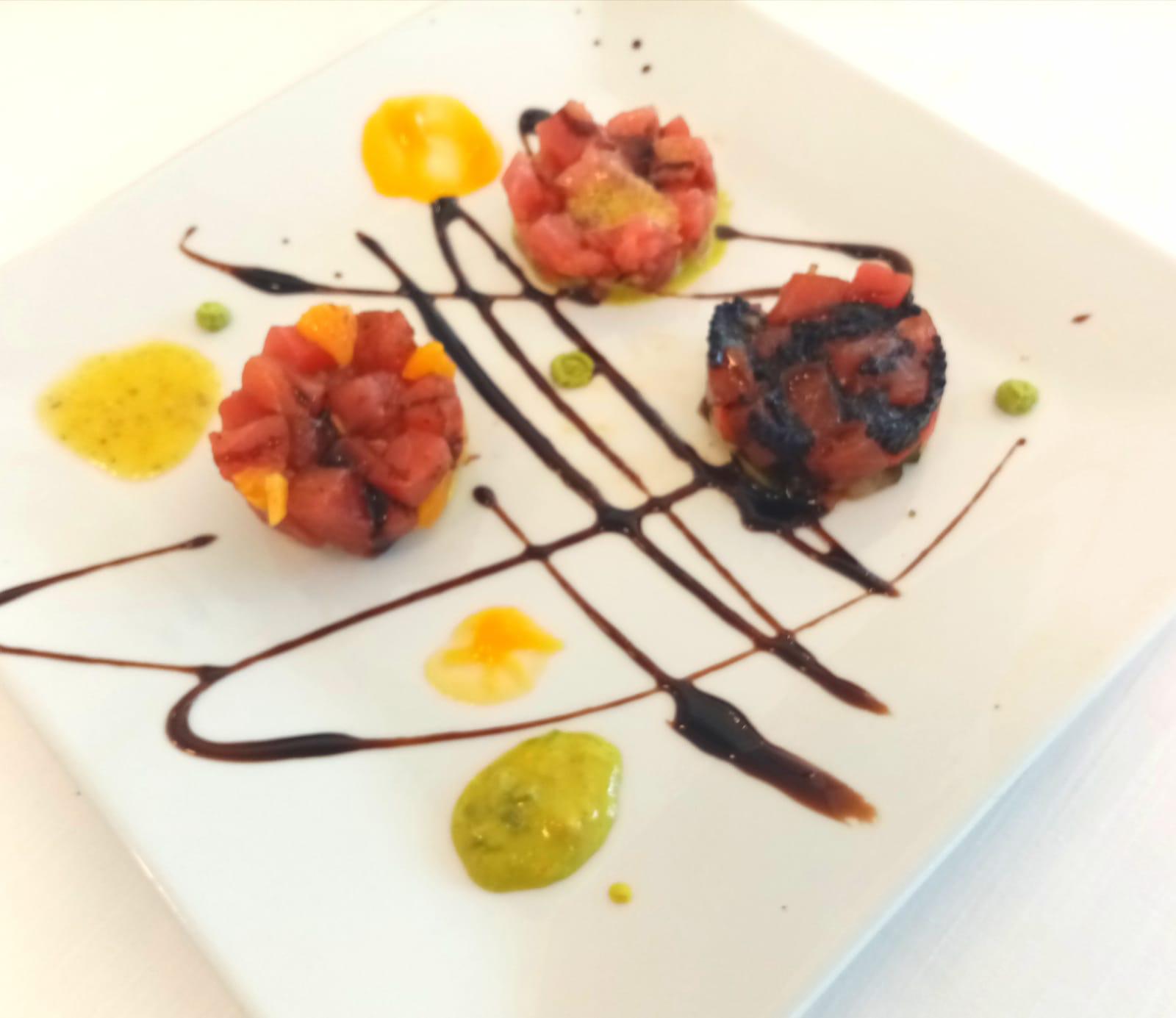 Un piatto bianco con sopra qualche pezzo di cibo