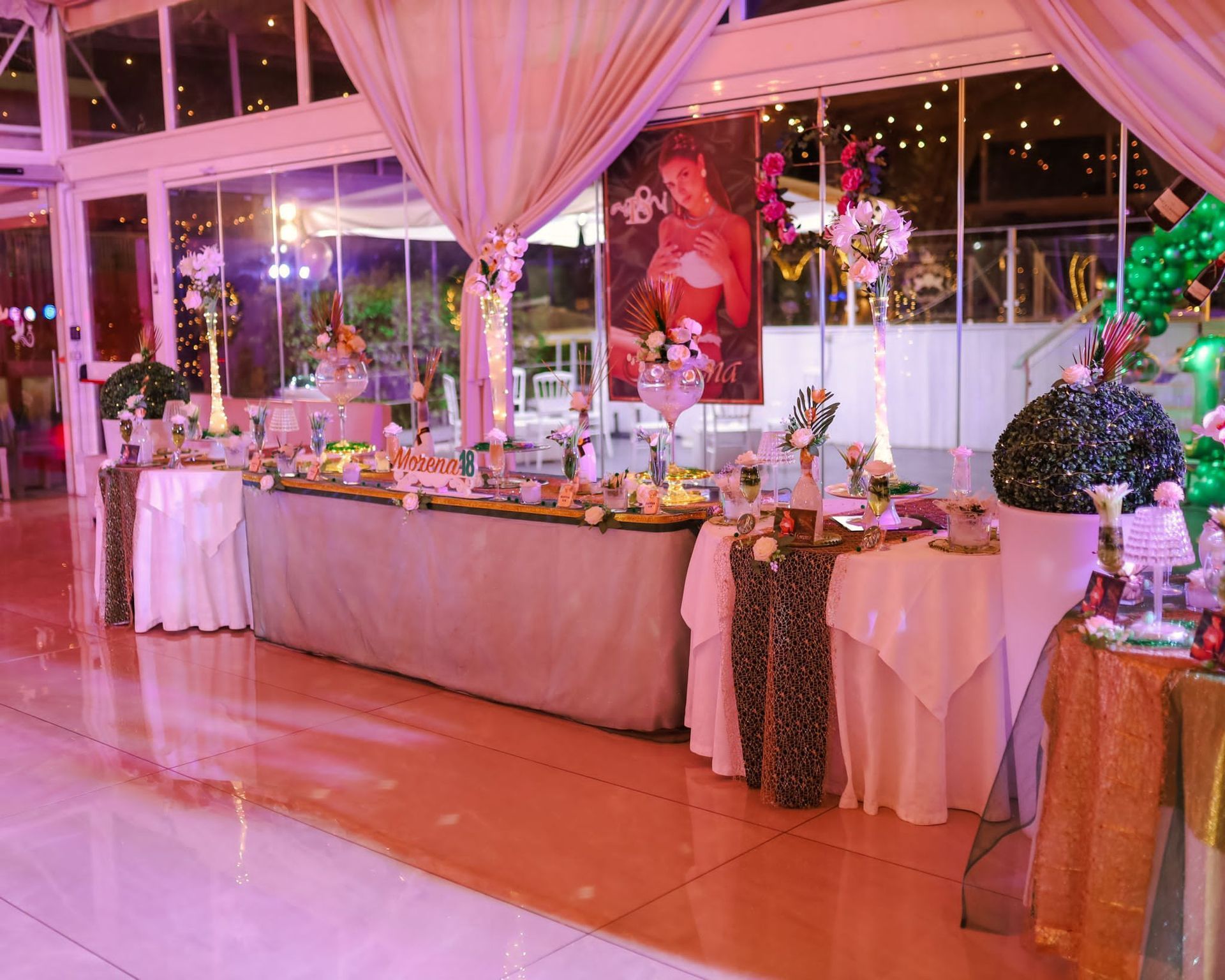 Una grande stanza piena di tavoli e decorazioni per una festa.