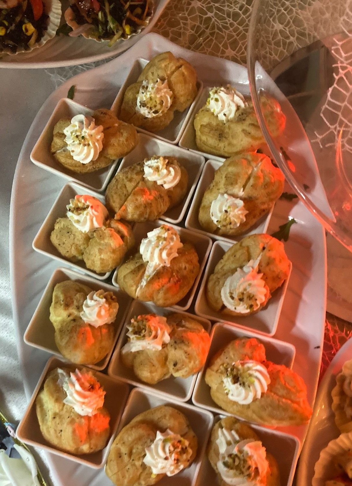 Un vassoio di cibo con panna montata sopra