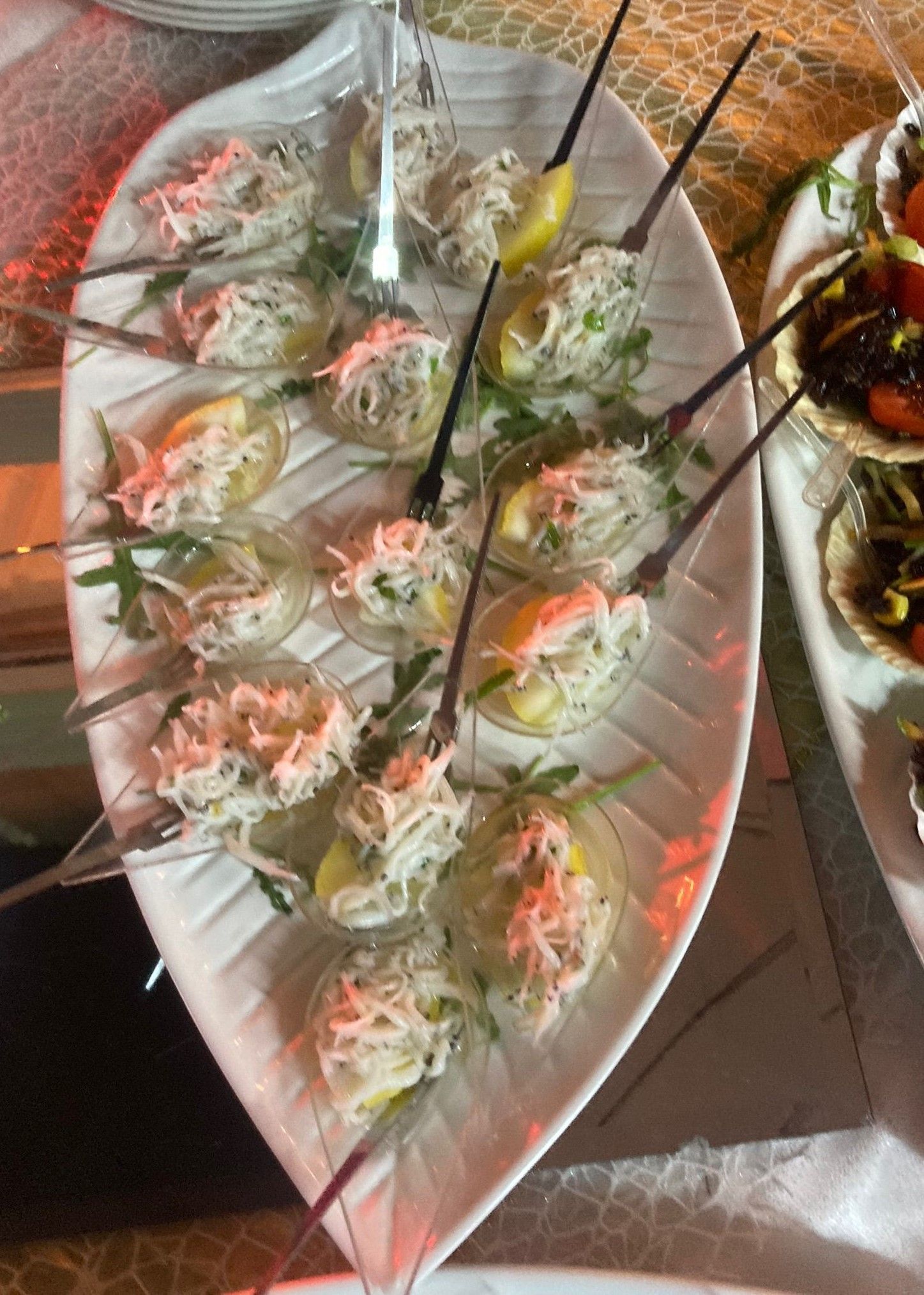 Un piatto di cibo con sopra dei cucchiai su un tavolo.