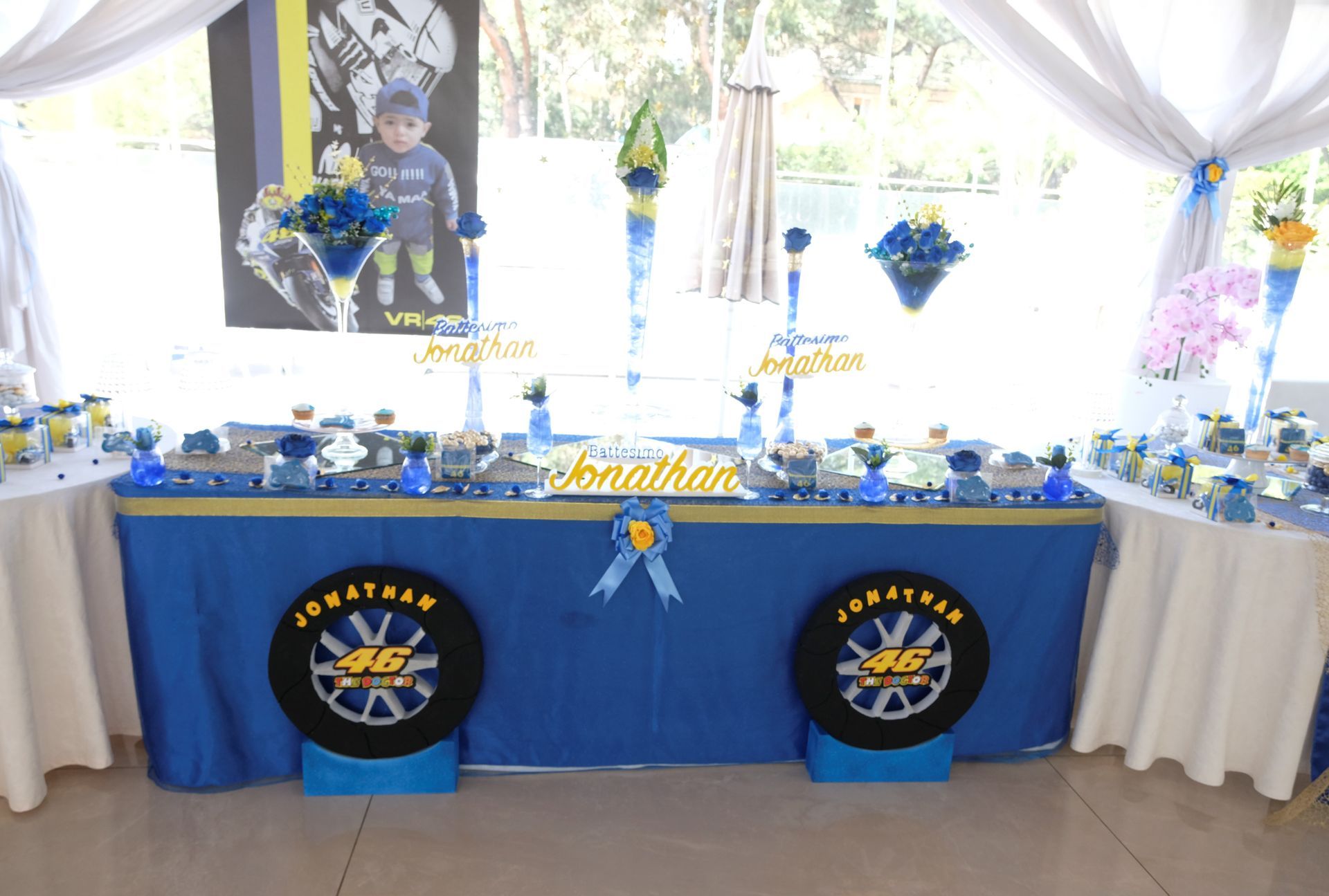 Un tavolo allestito per la festa di compleanno di Jonathan