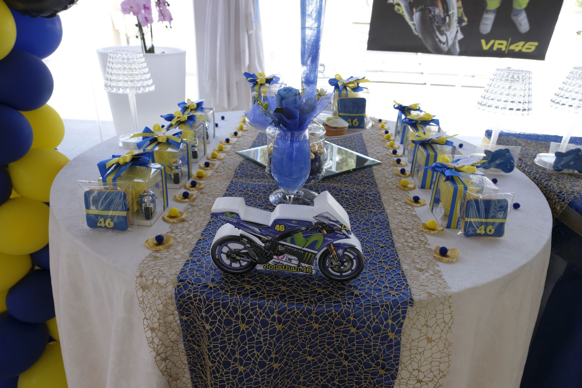 Un tavolo con una motocicletta sopra e dei palloncini sopra