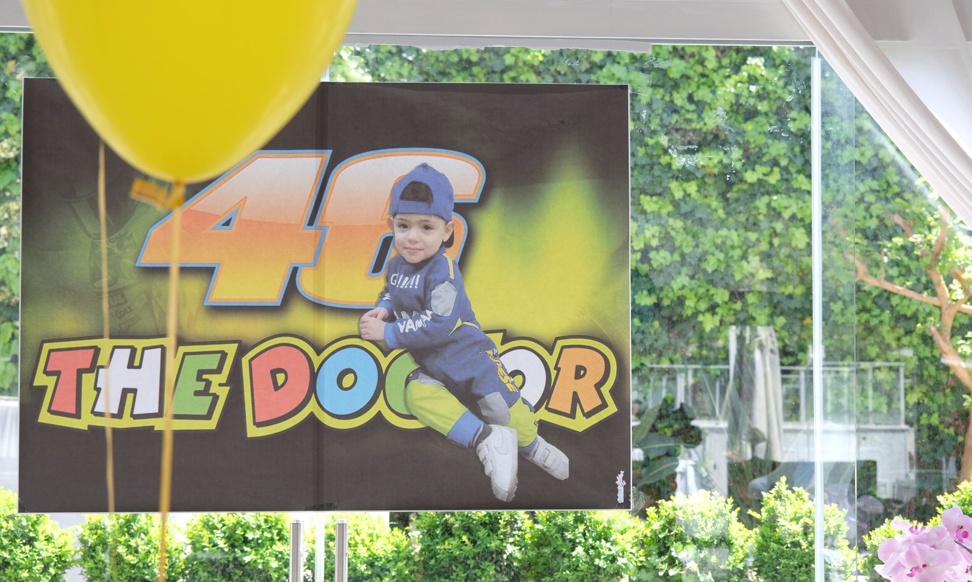 Un cartello con la scritta 